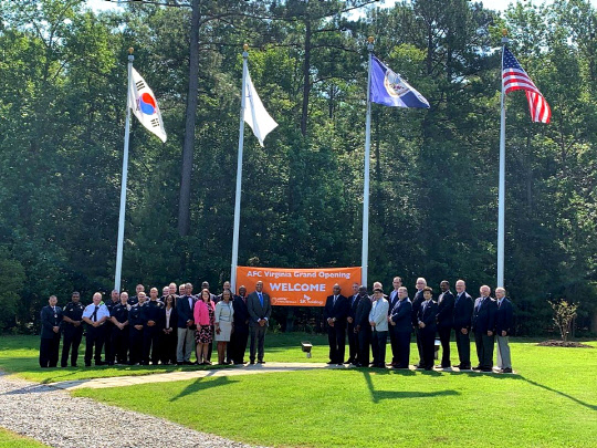 17일(현지시각) 美피터스버그에서 열린 앰팩 새 생산시설 가동식에서 새뮤얼 파햄 피터스버그 시장(가운데 왼쪽)과 아슬람 말릭 앰팩 CEO(가운데 오른쪽)을 비롯해 현지 정·관계 인사들이 축하하고 있다. <SK㈜ 제공>